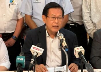 LEE bercakap dalam sidang media selepas menghadiri Program Taklimat berkaitan cadangan dan survei isu kapal Sarawak di Kuching, semalam.