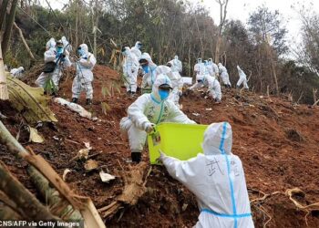 PASUKAN polis separa tentera China sedang mengumpulkan serpihan pesawat China Eastern Airlines yang terhempas Mac lalu. – CNS