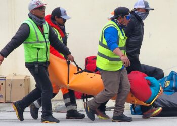PASUKAN penyelamat mengusung mayat pendaki dari Amerika Syarikat, Jonathan Sugarman di Luka, Nepal. - AFP