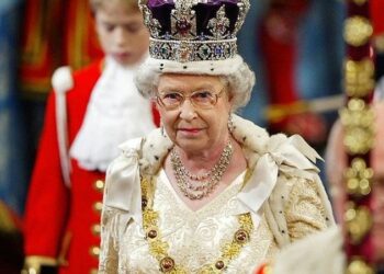 MENDIANG Ratu Elizabeth II memakai mahkota yang bertahtakan berlian Kohinoor. - AGENSI