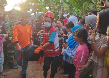 PASUKAN keselamatan membawa mayat bayi yang ditemukan dalam perigi selepas dicampak ibu dan bapanya dalam satu kejadian di Jepara, Jawa Tengah. - AGENSI