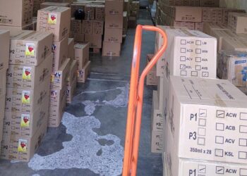 POLIS berjaya menemukan 732 kotak minuman keras yang mengandungi 17,874 botol pelbagai jenama dalam serbuan di sebuah premis di Malim, Melaka.