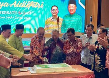 HAJIJI Noor (tiga kiri) bersama Joseph Pairin Kitingan (tengah) semasa acara memotong kek sempena majlis sambutan Hari Raya Aidilfitri PBS di Kota Kinabalu hari ini