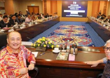 HAJIJI Noor (kiri) bersama Speaker DUN Sabah, Datuk Seri Kadzim M. Yahya semasa pra-mesyuarat DUN Sabah di Kota Kinabalu hari ini