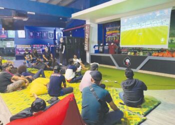 Dalam rancangan bicara sukan, kata ganti ‘aku’ dan ‘kau’ langsung tidak patut digunakan apabila mahu disiarkan untuk tontonan umum.