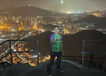 AHMAD Ainullutfi Azzman ceria ketika berada di puncak Jabal Nur.