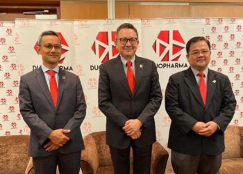 DARI kiri: Wan Amir-Jeffery Wan Abdul Majid, Leonard Ariff Abdul
Shatar dan Chek Wu Kong di AGM Kumpulan Duopharma.