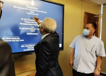 -Bung Moktar menandatangani LCD sebagai simbolik perasmian bilik mesyuarat di bangunan Kementerian Kerja Raya, Sabah semalam
