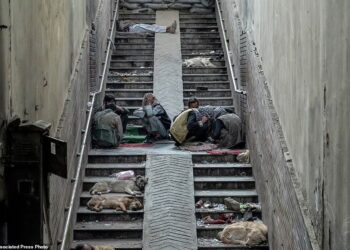 SEJUMLAH penagih dadah terbaring dan berkhayal di bawah jambatan di Kabul, Afghanistan. - AP