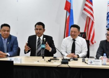 JUNZ Wong (kanan) bersama Darell Leiking (dua kanan), Sarifuddin Hata (dua kiri) dan ADUN Warisan yang lain dalam sidang akhbar di Kota Kinabalu hari ini.