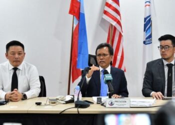 Mohd. Shafie Apdal (tengah) bersama Timbalan Presiden Warisan, Datuk Darell Leiking (kiri) dan Naib Presiden Warisan, Datuk Junz Wong (kanan) semasa sidang akhbar di Kota Kinabalu hari ini.