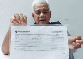ABD. Rahim Mia menunjukkan salinan laporan kredit daripada BNM yang digunakannya ketika mengemukakan permohonan untuk mendapatkan unit kediaman PPR Tok Suboh di Bukit Mertajam, Pulau Pinang kira-kira lima tahun yang lalu.