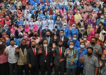 ADNAN Mat (barisan depan, tengah) bergambar  bersama penjawat awam selepas majlis Perhimpunan Penjawat Awam Negeri Terengganu di UMT, Kuala Nerus, Terengganu, hari ini. - UTUSAN/PUQTRA HAIRRY ROSLI