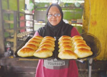 MAZIAH Abd. Rahman menunjukkan roti sekaya yang dibakar secara tradisional di rumahnya di Kampung Bukit Gemuruh, Kuala Berang, Hulu Terengganu. - UTUSAN/PUQTRA HAIRRY ROSLI