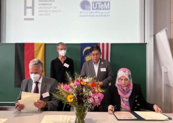 MASSILA Kamalrudin (kanan) dan  Dekan Fakulti Kejuruteraan Mekanikal dan Bio Proses, Prof. Dr. Wolfgang Strache (kiri)
menandatangani perjanjian sambil disaksikan Abdul Razak Jaafar dan Dörte Heüveldop, baru-baru ini.