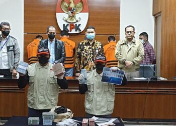 ANGGOTA Suruhanjaya Pencegahan Rasuah Indonesia menunjukkan sejumlah bahan bukti yang dirampas dalam sidang akhbar berkenaan kes rektor menerima rasuah di Lampung. - AGENSI