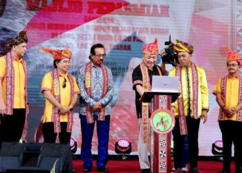 HAJIJI Noor (tiga kanan) semasa simbolik perasmian Pusat Kebudayaan Persatuan Rumpun Bajau Sama Sabah (PRBSS) di Tuaran semalam.