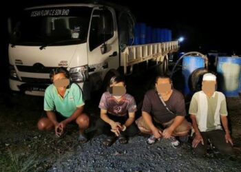 KESEMUA suspek ditahan bersama minyak petrol yang cuba diseludup di jeti Pangkalan Nelayan Silam Kem, Lahad Datu pada Sabtu.