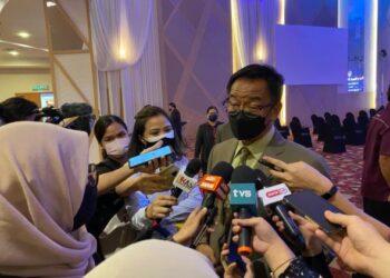 ABDUL Karim Rahman Hamzah bercakap kepada media selepas menghadiri Dialog Seni Perdana di Kuchong hari ini.