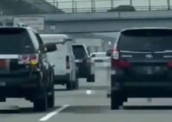 TANGKAP layar video yang menunjukkan seorang anggota tentera mengacukan pistol ke arah pemandu sebuah kenderaan di Jakarta, Indonesia. - AGENSI