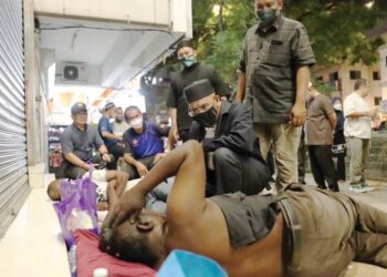 IDRIS Ahmad menyantuni golongan gelandangan dalam program turun padang bersama Jakim, Yapeim, MAIWP, Jawi dan pertubuhan bukan kerajaan di ibu negara, baru-baru ini. – FACEBOOK IDRIS AHMAD