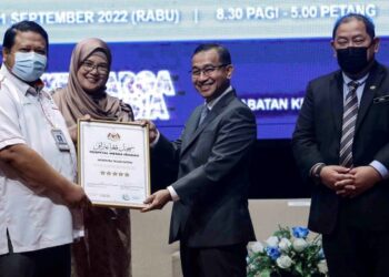AZMI Ghazali menyampaikan sijil penghargaan kepada penerima pada Majlis Perasmian Konvensyen Hospital Mesra Ibadah (HMI) Peringkat Kebangsaan Tahun 2022 di Putrajaya. - UTUSAN/FAISOL MUSTAFA