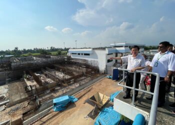 CHOW Kon Yeow dan Pathmanathan meninjau pembinaan modul rawatan air baharu di Loji Rawatan Air (LRA) Sungai Dua, Butterworth, Pulau Pinang hari ini. -  Pix SITI NUR MAS ERAH AMRAN