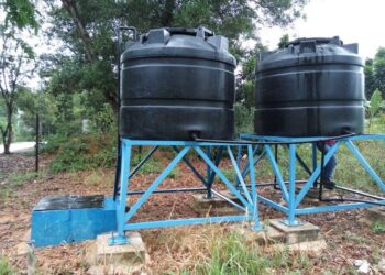 PENDUDUK Batam terpaksa mandikan jenazah guna air botol berikutan masalah bekalan air di daerah tersebut. - AGENSI