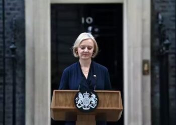 LIZ TRUSS mengumumkan perletakan jawatannya di hadapan pejabatnya di Downing Street kelmarin.-AFP
