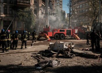 PASUKAN bomba Ukraine memeriksa keadaan bangunan yangmusnah akibat serangan dron di Kyiv baru-baru ini.-AFP