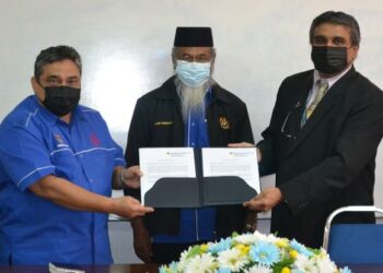 ETHE Raj (kanan) dan Timbalan Pengerusi Persatuan Pesara Polis Negeri Sembilan, Mokhtar Omar (kiri) bertukar dokumen selepas  menandatangani MoU di antara kedua-dua pihak di Seremban, hari ini sambil diperhatikan oleh Alias.-UTUSAN/ZAKKINA WATI AHMAD TARMIZI