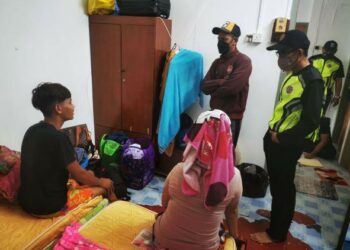 PEGAWAI penguat kuasa JHEAIK menyoal siasat pasangan yang ditangkap berkhalwat di sebuah rumah di Jalan Telok Wanjah, Alor Setar, malam semalam.