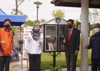 SURAYA Yaacob (dua kiri) bergambar selepas merasmikan Program Pondok Buku ‘Book For Life’ di Taman Rekreasi Pendang hari ini. - UTUSAN/NUR ANATI JUHARI