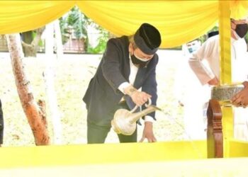 SULTAN Sharafuddin Idris Shah mencemar duli berangkat ke majlis pemakaman Almarhumah Tengku Thuraya Almarhum Sultan Ibrahim di Makam Diraja, Klang, Selangor hari ini.