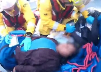 PASUKAN sukarelawan RNLI menyelamatkan remaja Afghanistan yang hampir lemas di Selat Inggeris baru-baru ini.-AGENSI