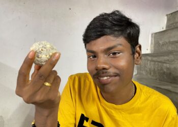 DELIPS Jeeva menunjukkan kuih tradisional kallu urundai yang dibuatnya sendiri menggunakan resipi turun-temurun keluarganya. – IHSAN PENULIS
