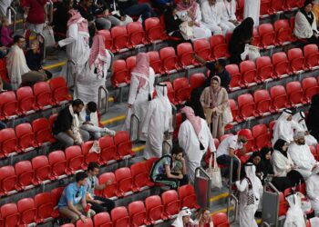 Penyokong Qatar meninggalkan stadium selepas tuan rumah ketinggalan 2-0 kepada Ecuador dalam perlawanan pembukaan kumpulan A Piala Dunia. Foto: CNN