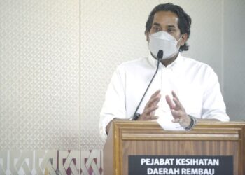 KHAIRY Jamaluddin sewaktu berucap pada Majlis Lawatan dan Penyampaian Aset di Pejabat Kesihatan Daerah Rembau di Rembau hari ini.-UTUSAN/MOHD. SHAHJEHAN MAAMIN.