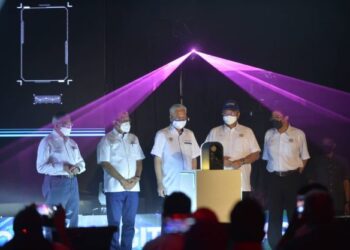 ISMAIL SABRI Yaakob (tengah) melancarkan Pusat Ekonomi Digital Keluarga Malaysia (PEDi) di Dewan Orang Ramai Kampung Durian Tawar di Bera, Pahang. - UTUSAN/SHAIKH AHMAD RAZIF