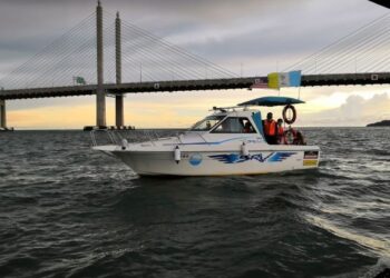 MARITIM MALAYSIA Pulau Pinang menahan sebuah bot yang membawa penumpang tanpa lesen yang sah pada kedudukan 1.3 batu nautika timur Batu Maung semalam.