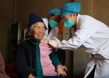PENDUDUK menerima suntikan vaksin Covid-19 di daerah Danzhai, wilayah autonomi Qiandongnan Miao dan Dong, wilayah Guizhou, barat daya China. - AFP   