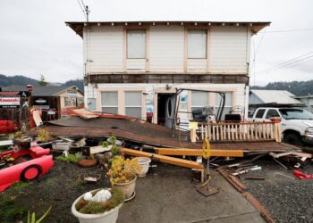 KEADAAN rumah yang rosak akibat gempa bumi melanda utara California. - REUTERS 