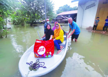 NORLIZAWATI Razli (duduk kanan) meninjau keadaan inap desa di Kampung Likong Limbat, Kota Bharu, Kelantan, - UTUSAN/ROSALWANI CHE SOH
