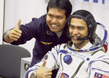 Sheikh Muszaphar Shukor (kanan) menjadi angkasawan pertama Malaysia. Gambar ini sebelum beliau berlepas ke angkasa lepas di Baikonur, Kazakhstan pada 2007. Di sebelahnya ialah Faiz Khaleed.