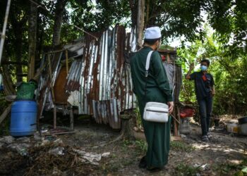 EBIT Lew menziarahi keluarga yang tinggal di dalam pondok buruk di Kajang, Selangor.