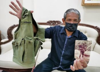 TENGKU Ahmad Noor Tuan Chik menunjukkan vest dipakai dalam pertempuran dengan komunis yang hampir meragut nyawa beliau pada 1985 ketika di rumahnya di Panji, Kota Bharu, baru-baru ini. - UTUSAN/ROSALWANI CHE SOH