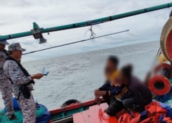 TIGA nelayan asing warga Myanmar yang ditahan semalam di perairan berhampiran Kuala Selangor, Selangor.