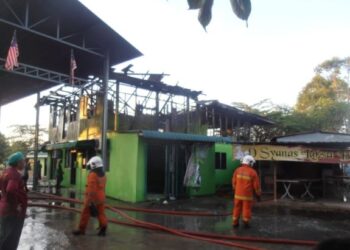 ANGGOTA bomba memadam kebakaran bangunan asrama dan pejabat Maahad Tahfiz Assyatirie di Kampung Dulang Besar, Yan hari ini.