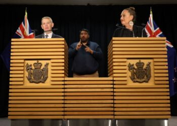 Hipkins (kiri) dan Sepuloni menghadiri sidang media pertama mereka di Parlimen di Wellington kelmarin.-AFP