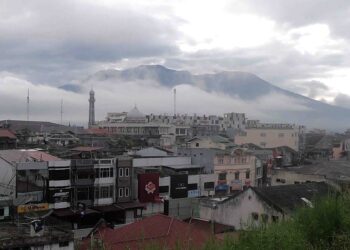 KEPULAN asap daripada letusan Gunung Marapi dilihat dari arah Benteng Bukittinggi.-AGENSI